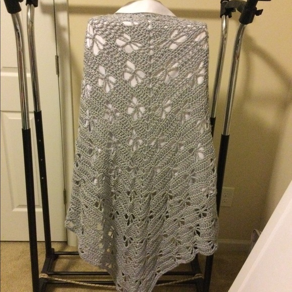 New Hand Crochet Shawl w/attachment - Picture 2 of 6